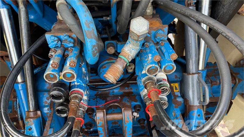 New Holland 8240 Fin traktor, går vildt godt i motoren Traktorji