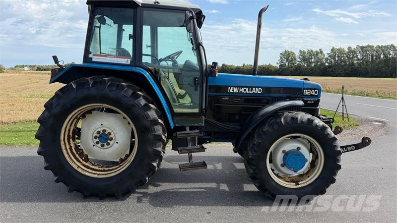 New Holland 8240 Fin traktor, går vildt godt i motoren Traktorji