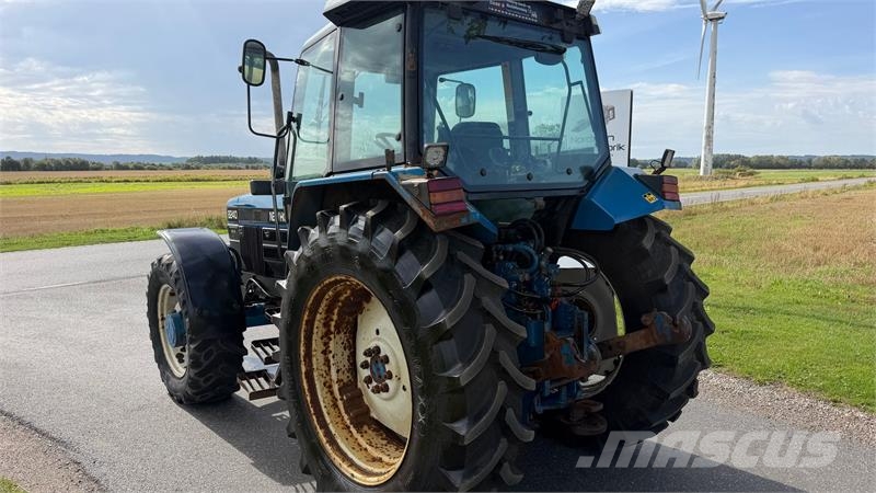 New Holland 8240 Fin traktor, går vildt godt i motoren Traktorji