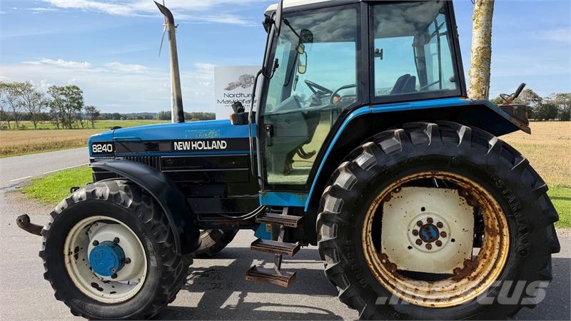 New Holland 8240 Fin traktor, går vildt godt i motoren Traktorji
