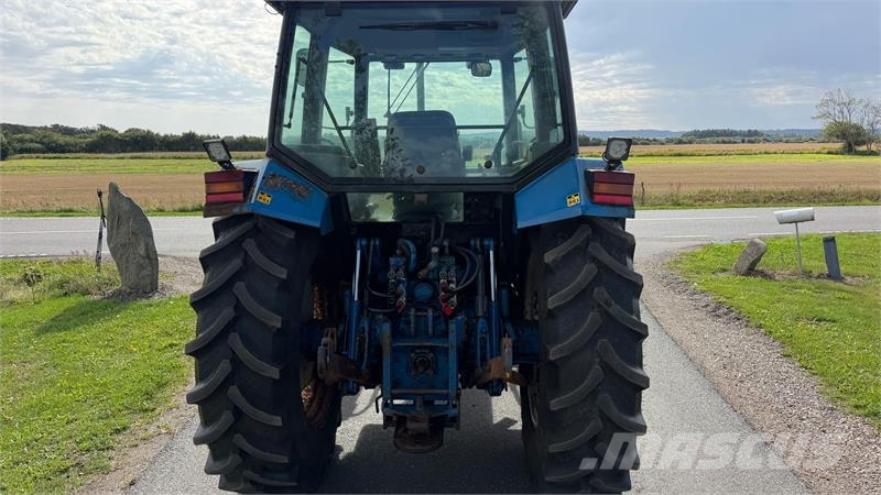 New Holland 8240 Fin traktor, går vildt godt i motoren Traktorji