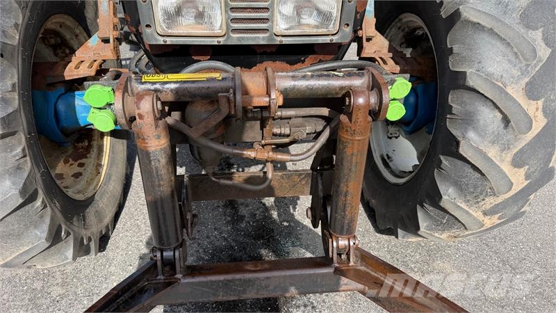 New Holland 8240 Fin traktor, går vildt godt i motoren Traktorji
