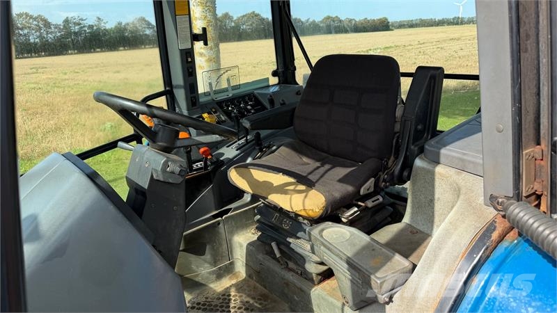 New Holland 8240 Fin traktor, går vildt godt i motoren Traktorji
