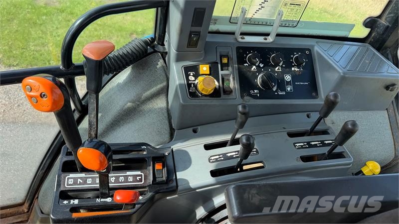 New Holland 8240 Fin traktor, går vildt godt i motoren Traktorji