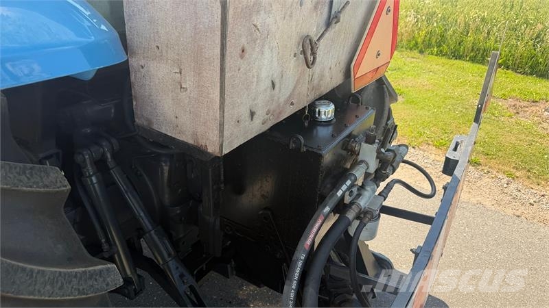 New Holland TS100 Fin TS100 med rabatklipper Traktorji