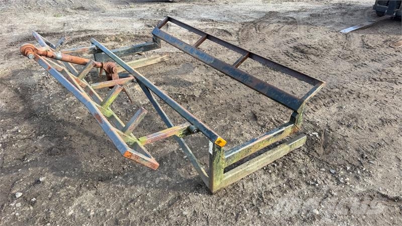 - - - Skovlstativ som kan låses 240 CM bredt Drugi deli