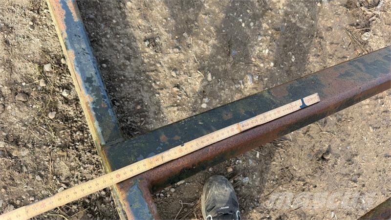 - - - Skovlstativ som kan låses 240 CM bredt Drugi deli