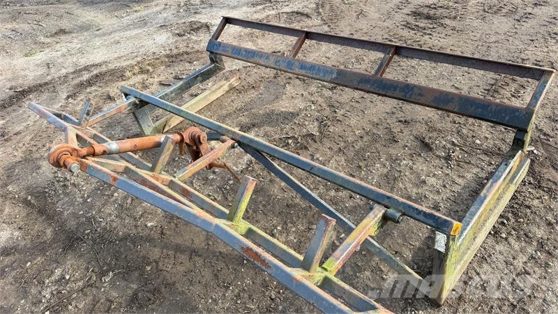 - - - Skovlstativ som kan låses 240 CM bredt Drugi deli