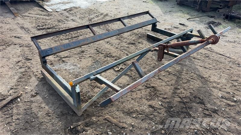 - - - Skovlstativ som kan låses 240 CM bredt Drugi deli