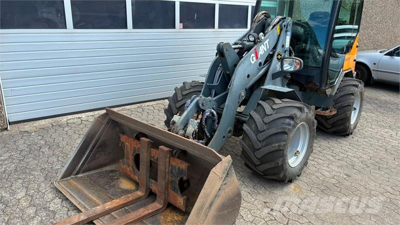 GiANT V6004T لوادر صغيرة
