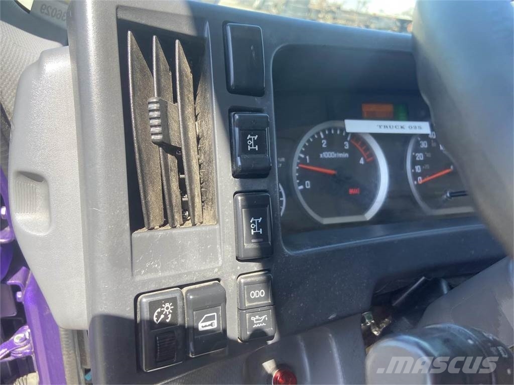 Isuzu NQR 油罐车