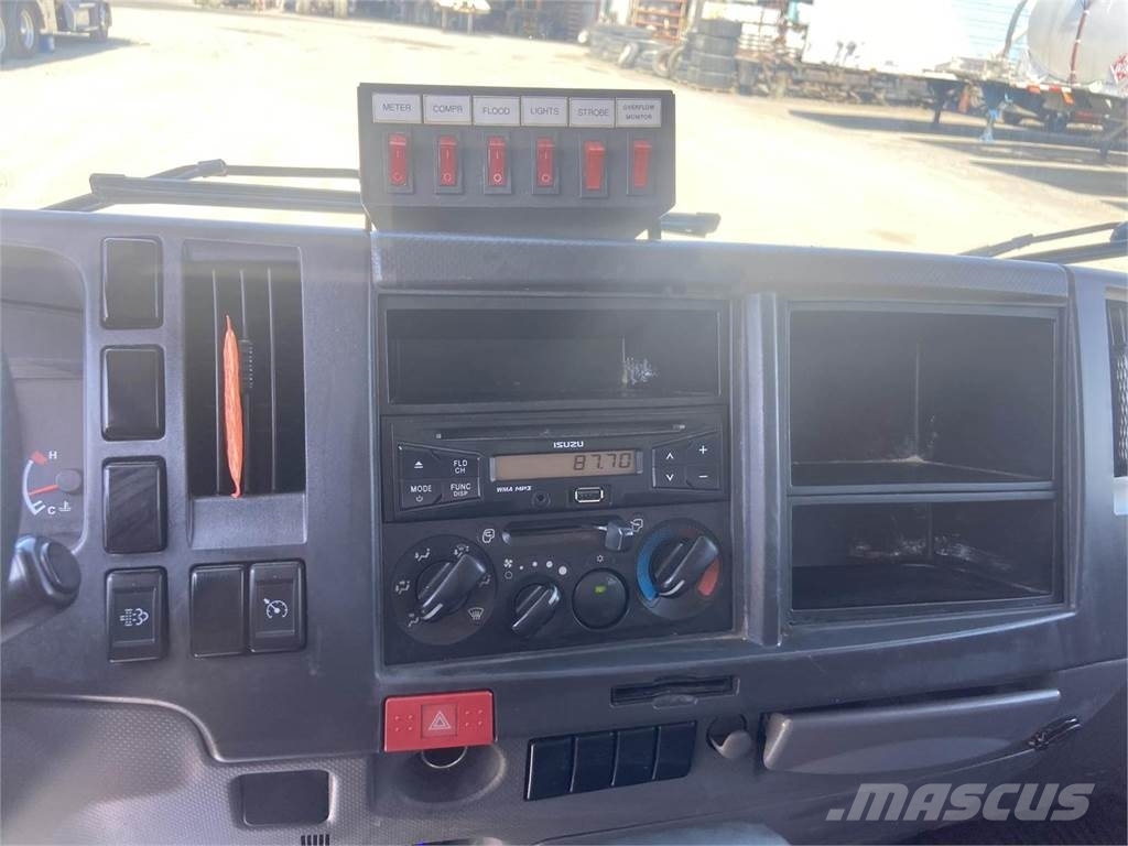 Isuzu NQR 油罐车