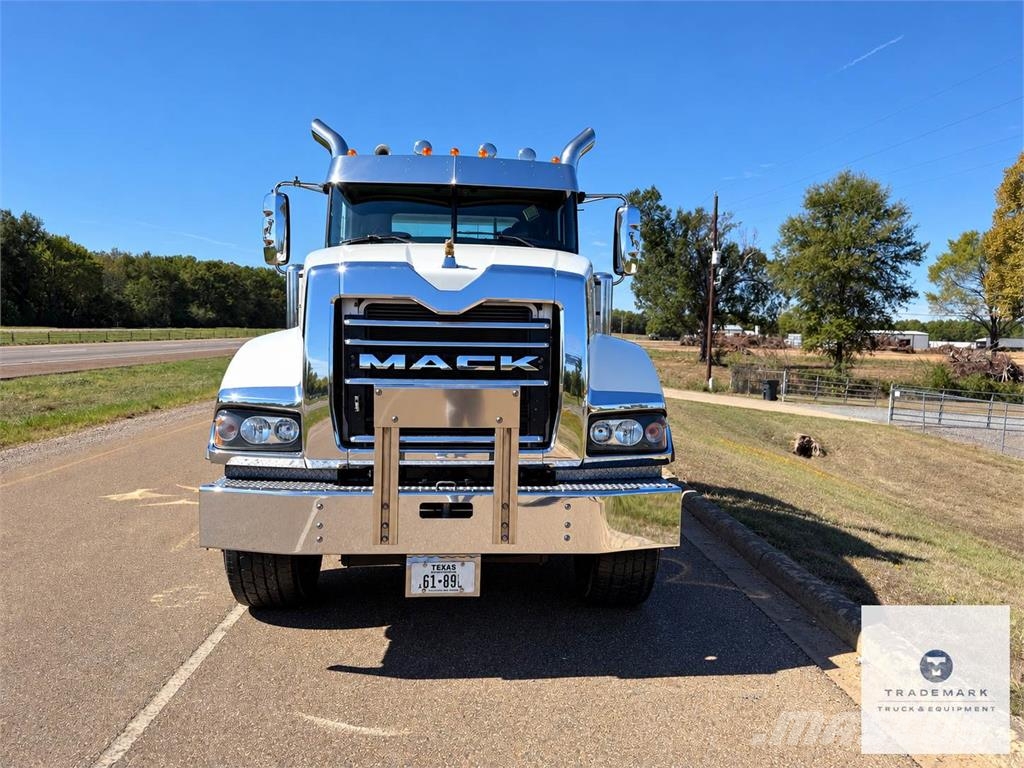 Mack Titan Vilcēji