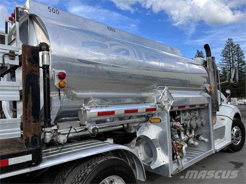 Peterbilt 384 油罐车
