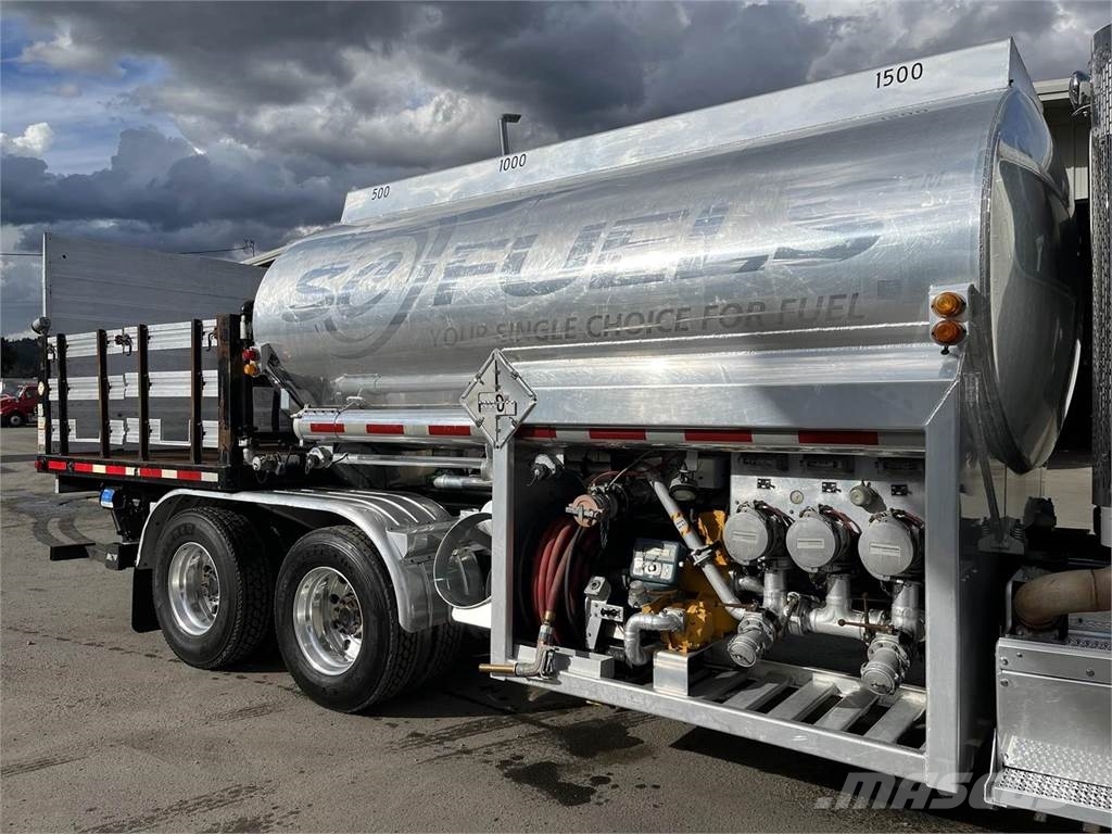 Peterbilt 384 油罐车