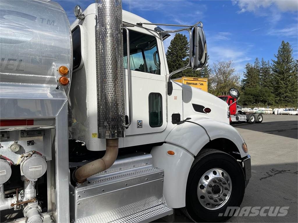Peterbilt 384 油罐车