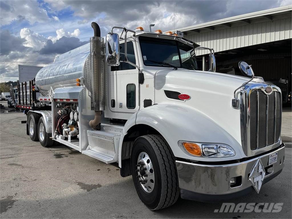 Peterbilt 384 油罐车