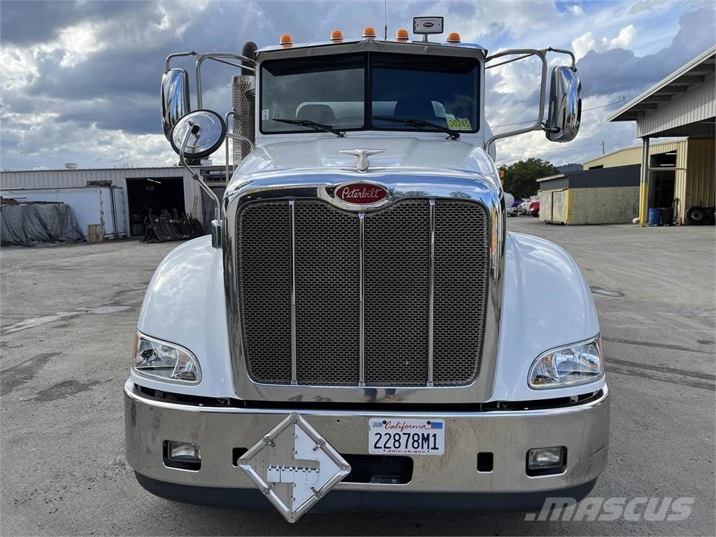 Peterbilt 384 油罐车
