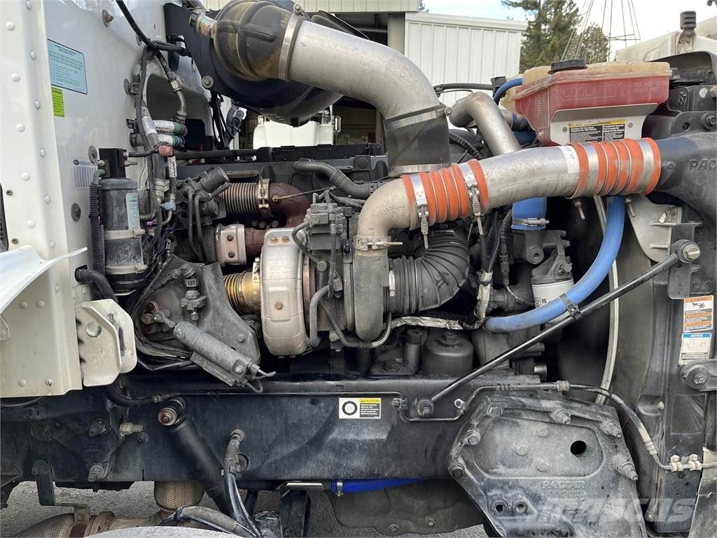 Peterbilt 384 油罐车
