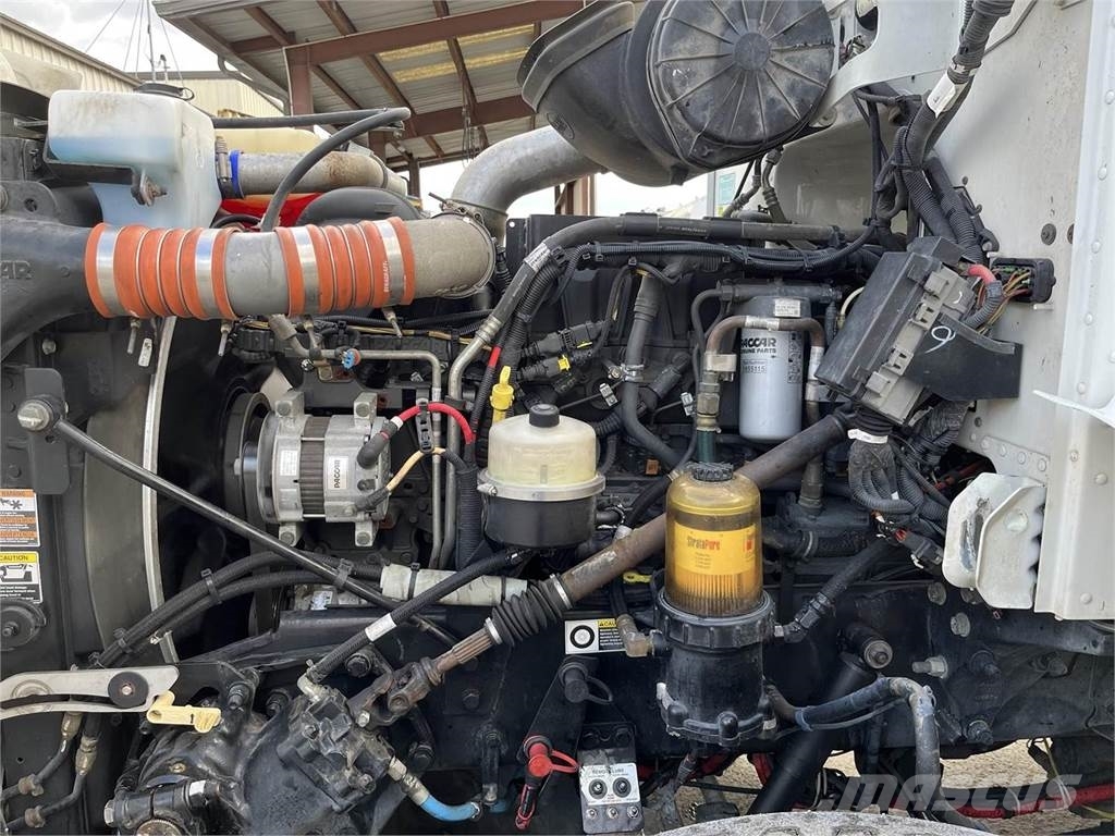 Peterbilt 384 油罐车