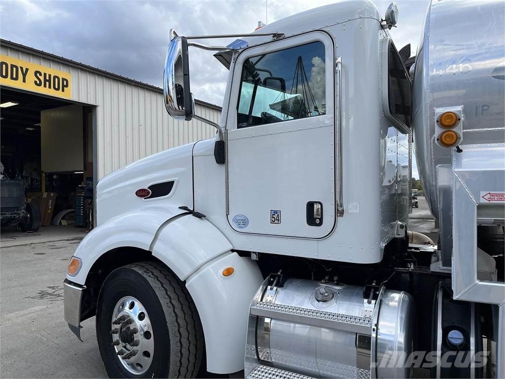 Peterbilt 384 油罐车