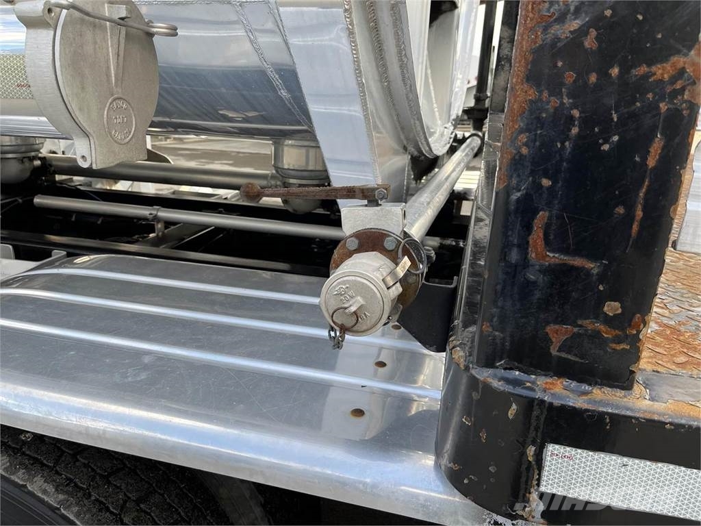 Peterbilt 384 油罐车