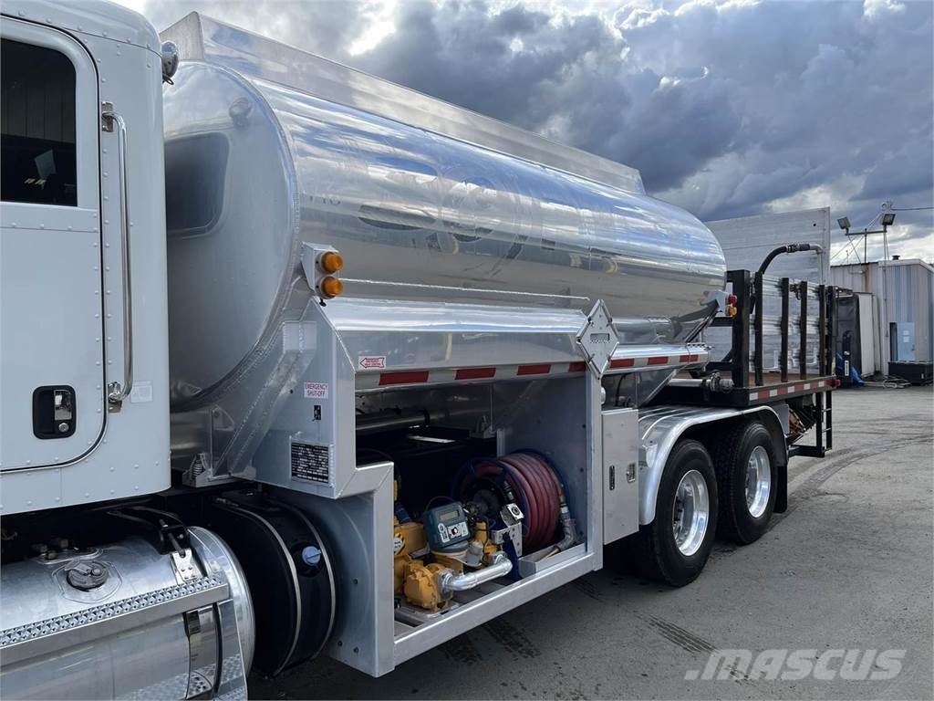 Peterbilt 384 油罐车