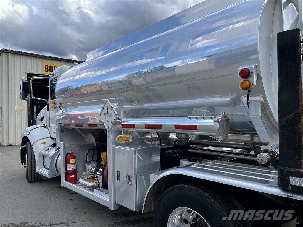 Peterbilt 384 油罐车