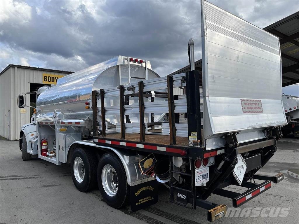 Peterbilt 384 油罐车