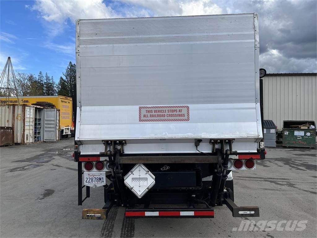 Peterbilt 384 油罐车