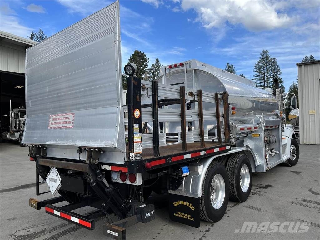 Peterbilt 384 油罐车