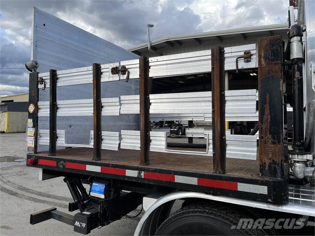 Peterbilt 384 油罐车