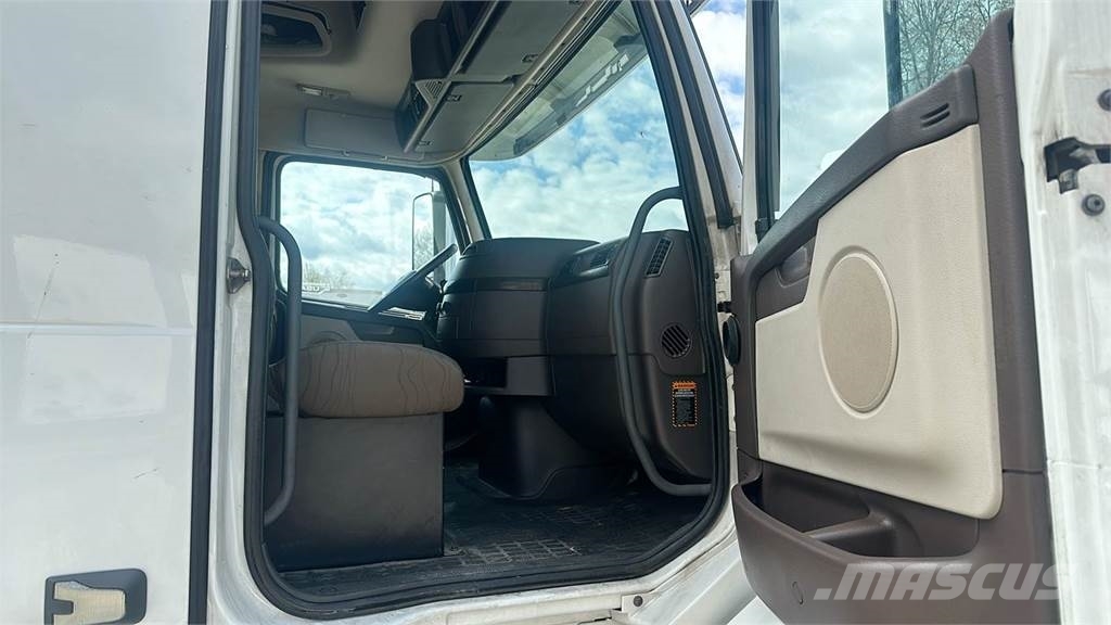 Volvo VNL 740 Trekkers