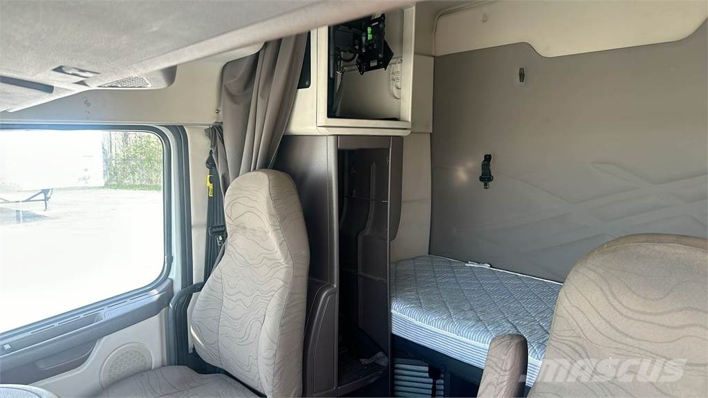 Volvo VNL 740 Trekkers