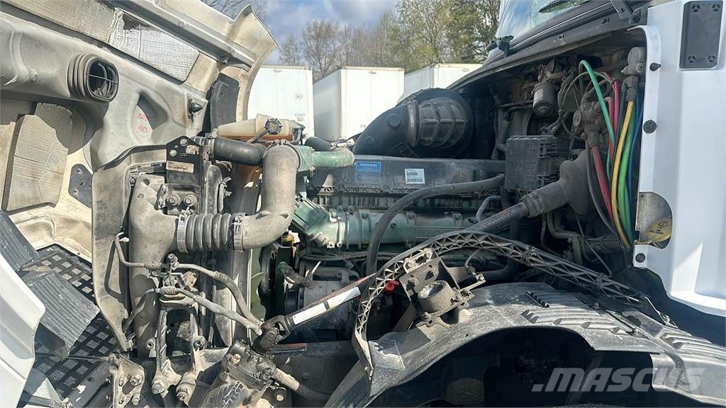 Volvo VNL 740 Trekkers