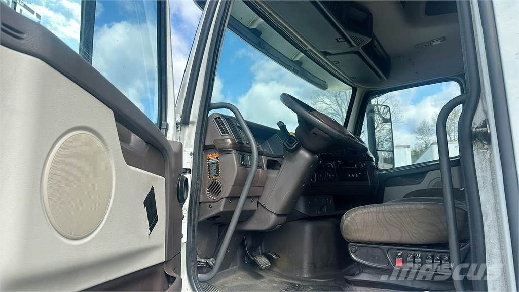 Volvo VNL 740 Trekkers