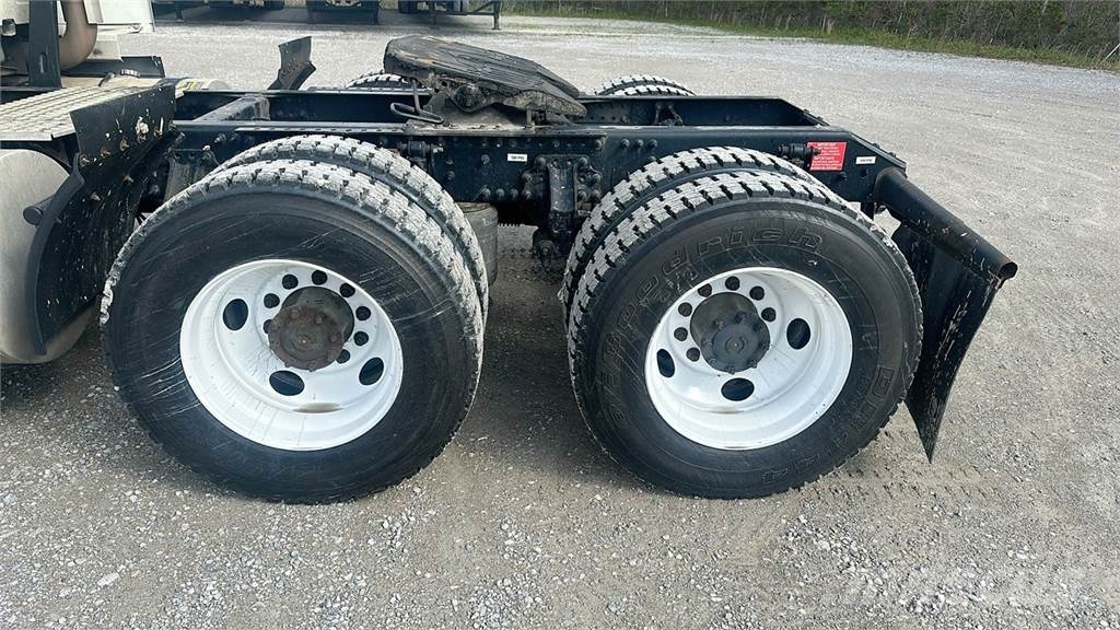 Volvo VNL 740 Trekkers