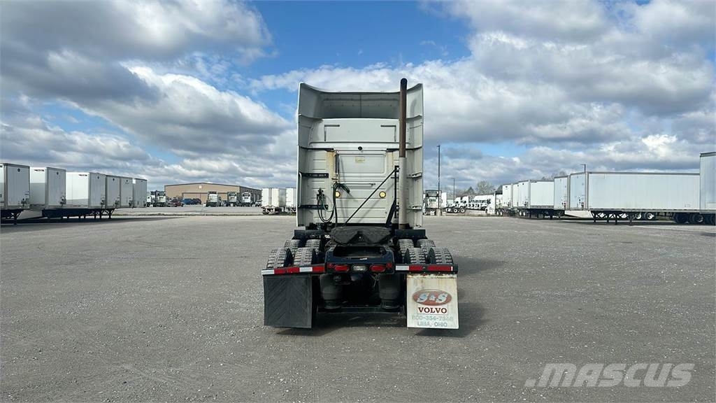 Volvo VNL 740 Trekkers