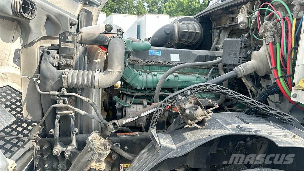 Volvo VNL 740 Trekkers