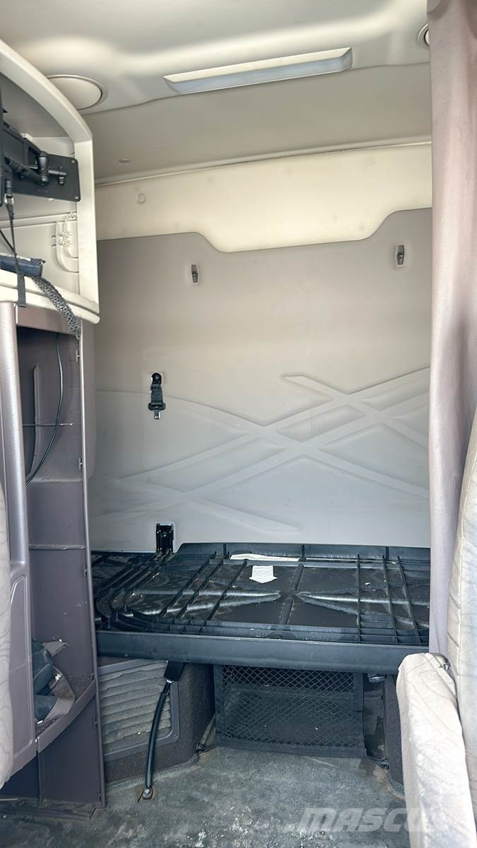 Volvo VNL 740 Trekkers