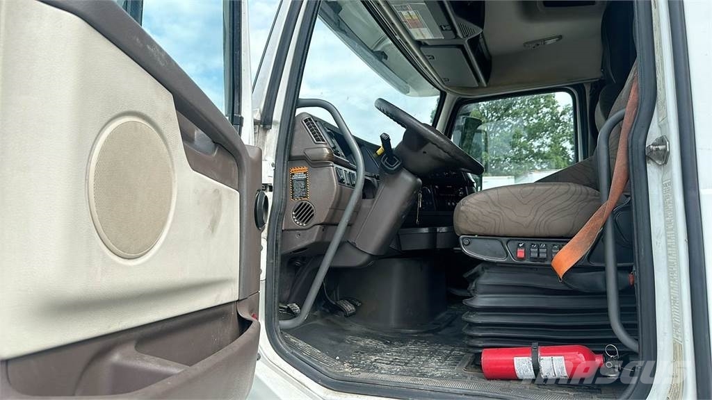 Volvo VNL 740 Trekkers