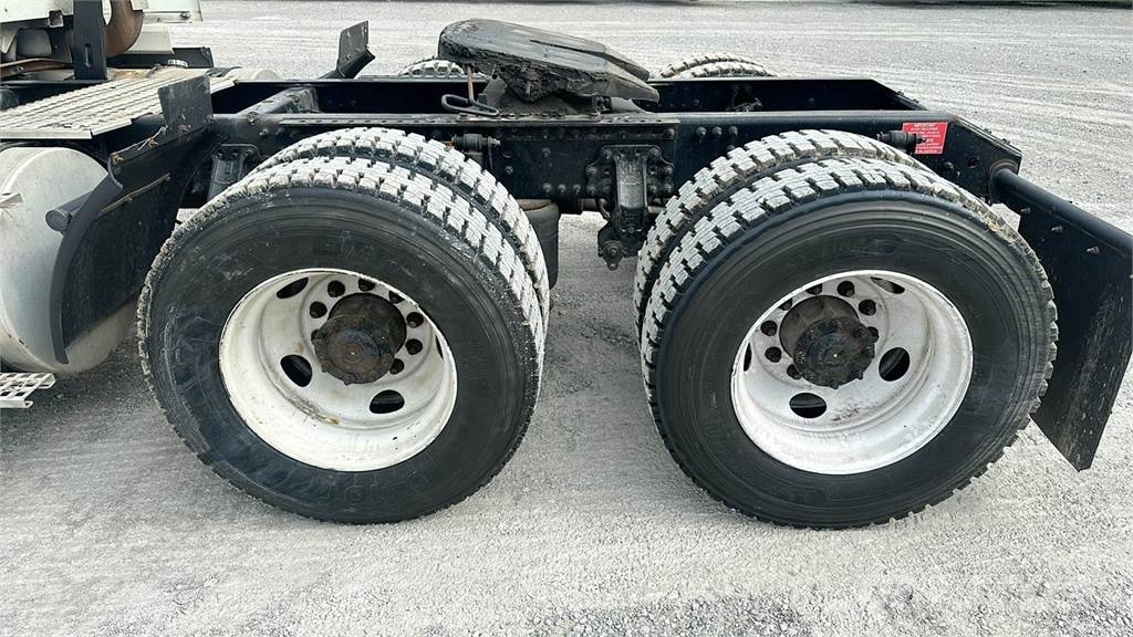 Volvo VNL 740 Trekkers