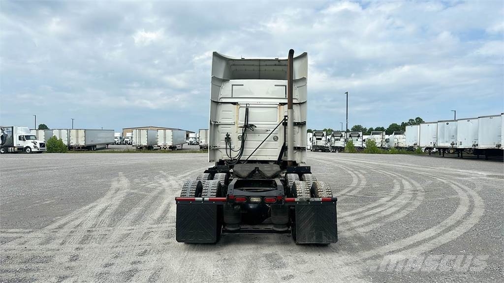 Volvo VNL 740 Trekkers