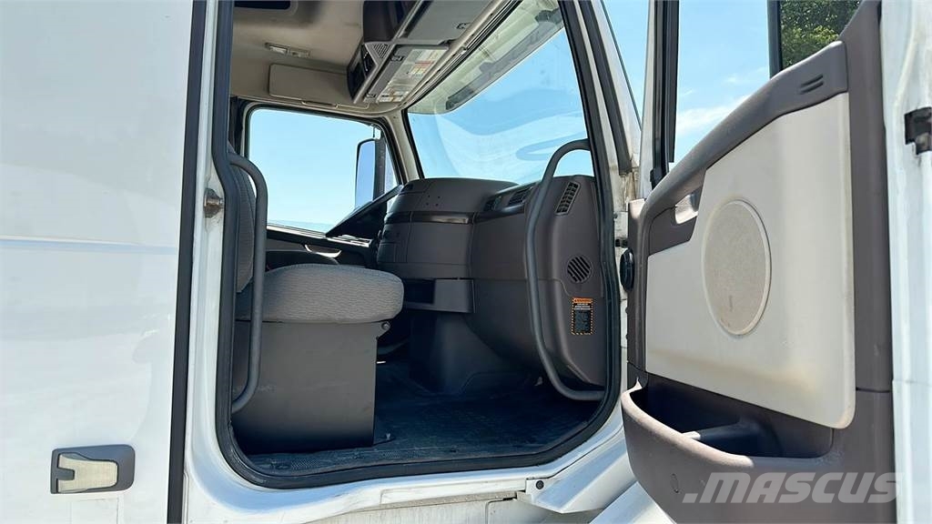 Volvo VNL 740 Trekkers