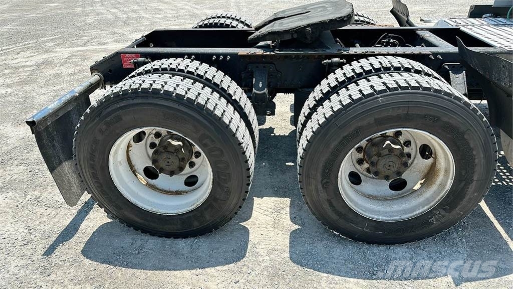 Volvo VNL 740 Trekkers