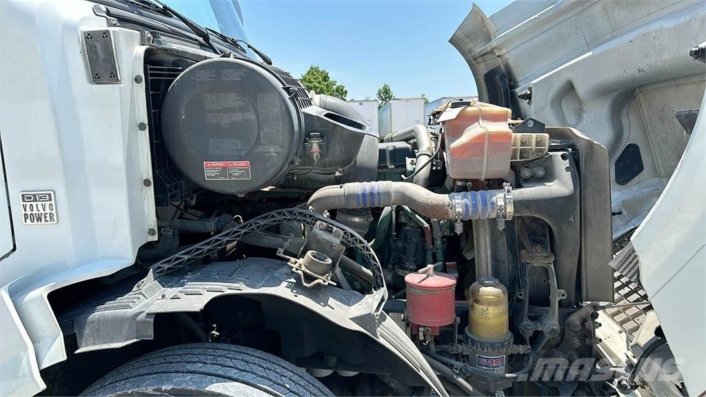 Volvo VNL 740 Trekkers