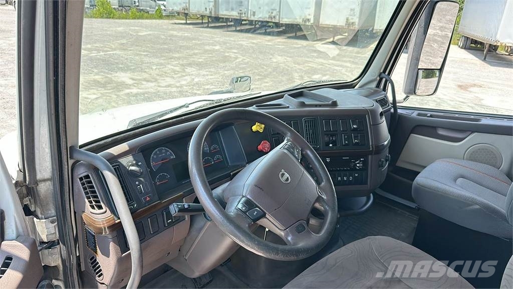 Volvo VNL 740 Trekkers