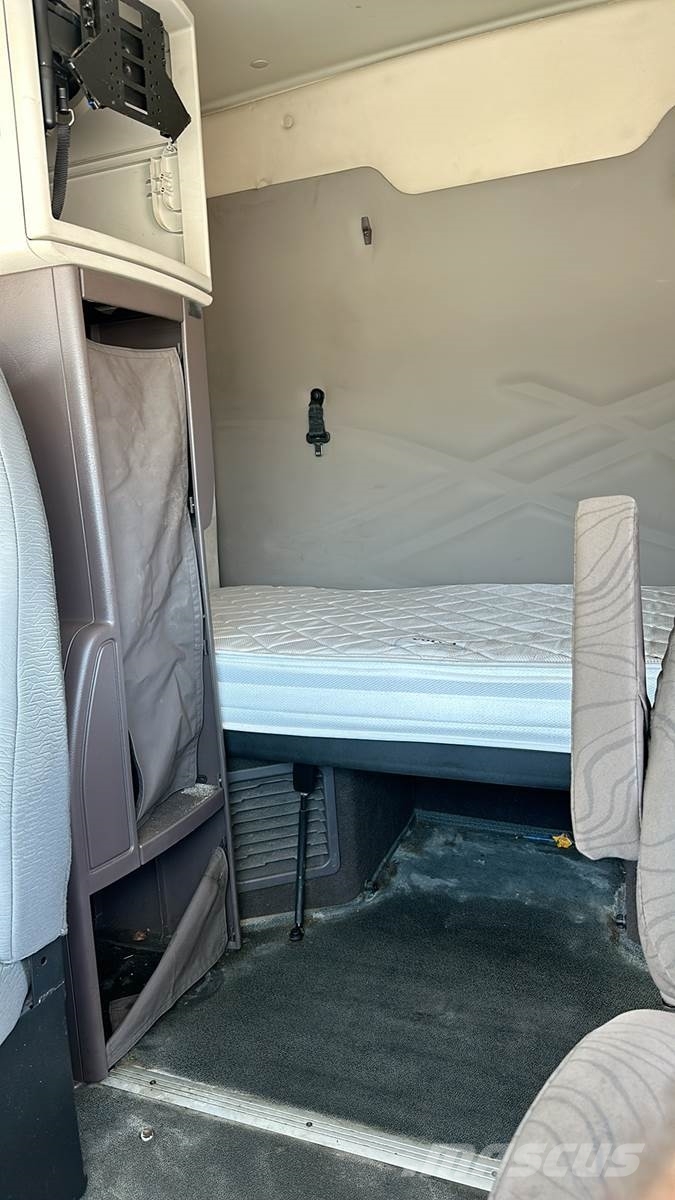 Volvo VNL 740 Trekkers