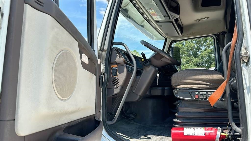 Volvo VNL 740 Trekkers