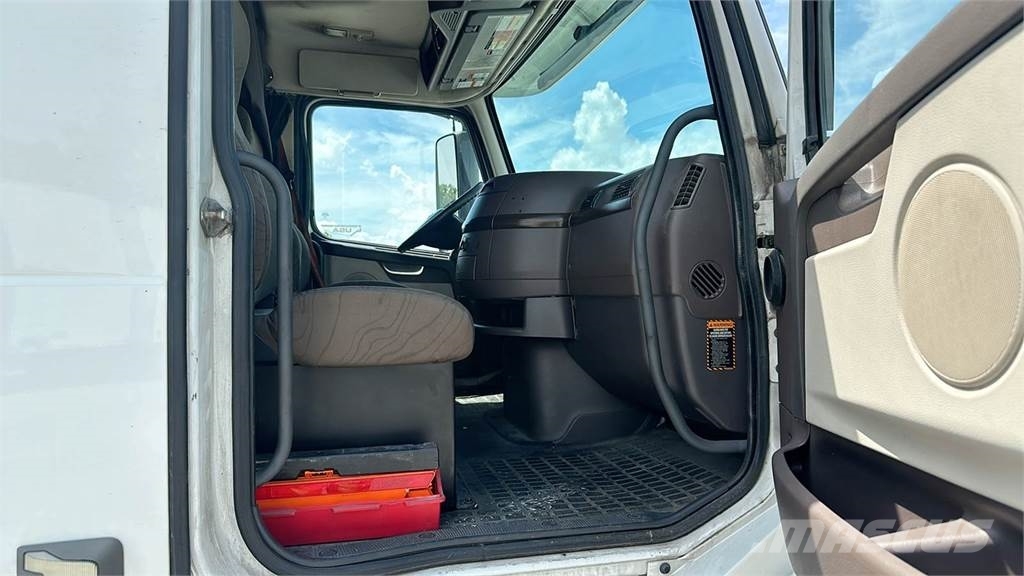 Volvo VNL 740 Trekkers